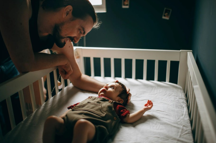 Devenir assistant maternel homme