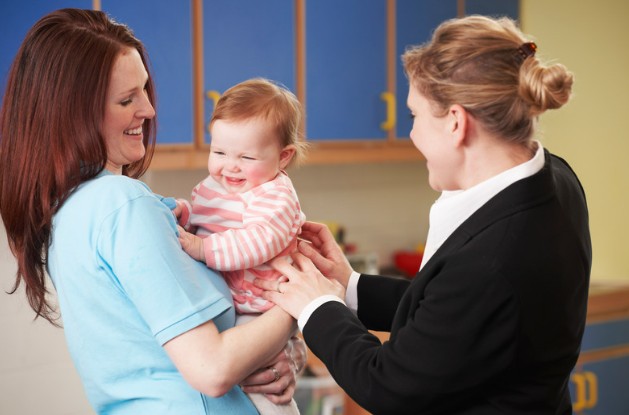 Tranmission assistante maternelle et parents - Une maman dépose son enfant chez son assistante maternelle