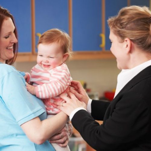 Tranmission assistante maternelle et parents - Une maman dépose son enfant chez son assistante maternelle