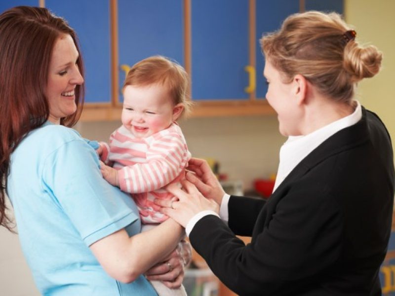 Tranmission assistante maternelle et parents - Une maman dépose son enfant chez son assistante maternelle