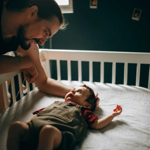 Devenir assistant maternel homme