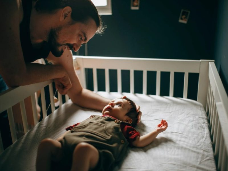 Devenir assistant maternel homme